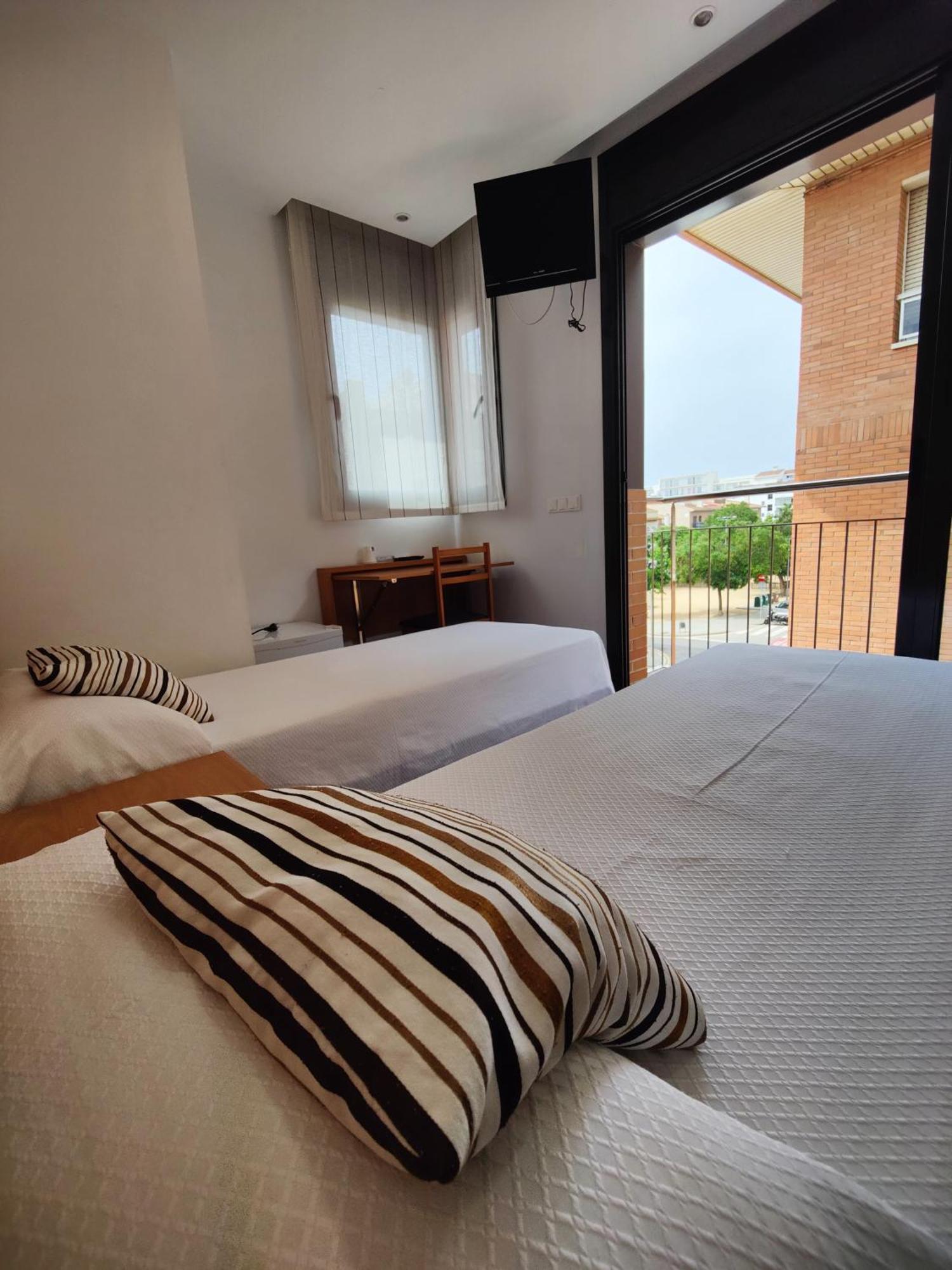 Hostal Manel Pineda de Mar Luaran gambar